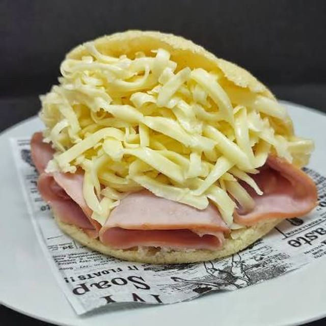 Arepa Jamon y Queso.